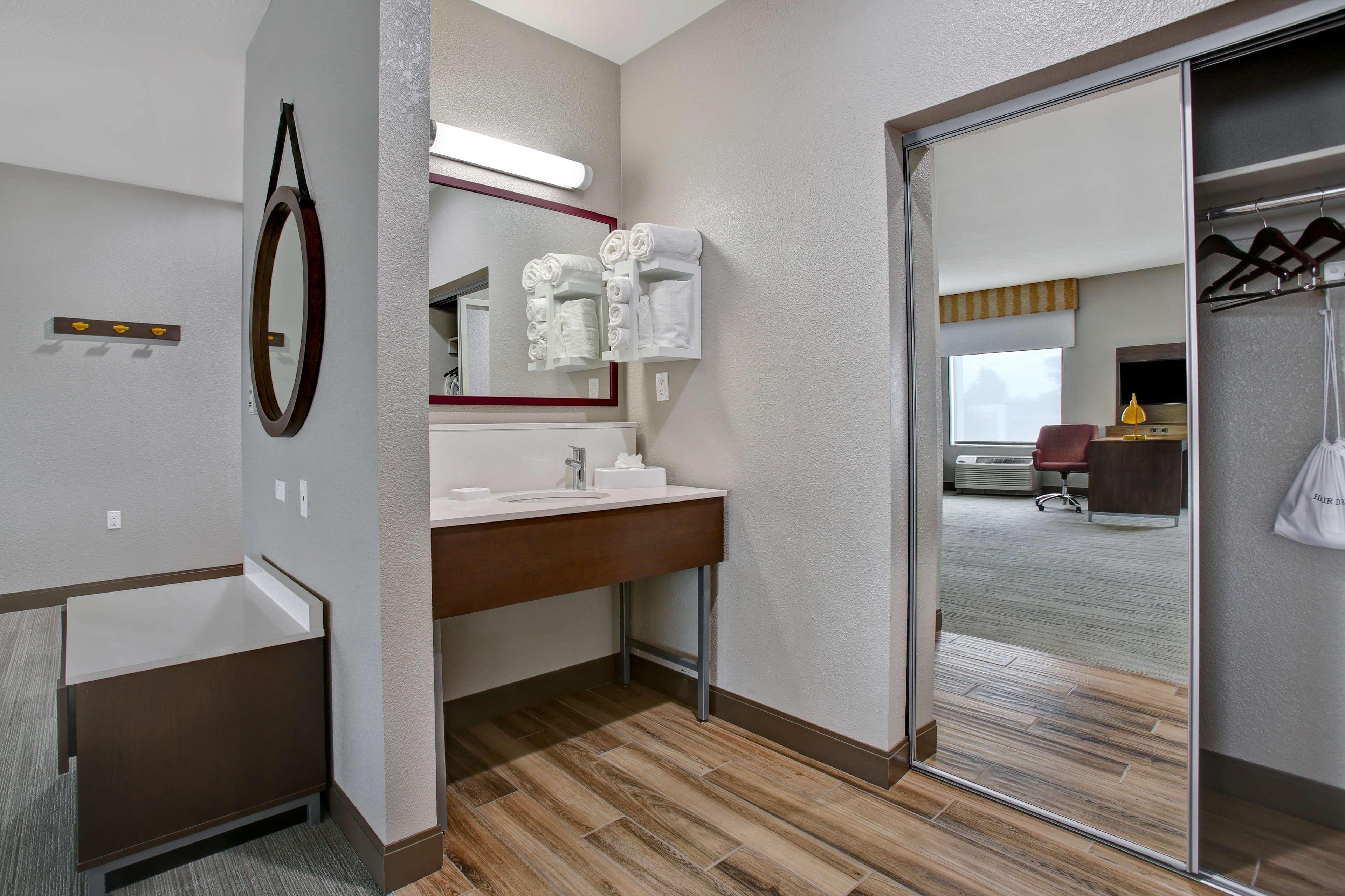 Hampton Inn & Suites Dallas-Desoto Exterior photo