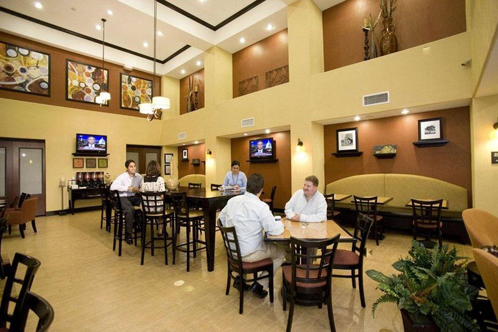 Hampton Inn & Suites Dallas-Desoto Exterior photo